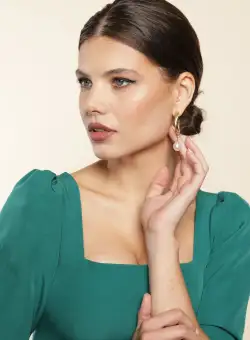Cercei Mika aurii circulari usor rasuciti cu perla