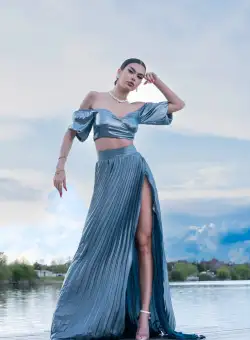 Compleu elegant format din doua piese cu fusta lunga plisata si corset pe umeri de culoare gri-bleu