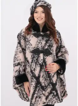 Poncho si bereta din lana roz pudra cu romburi maxi