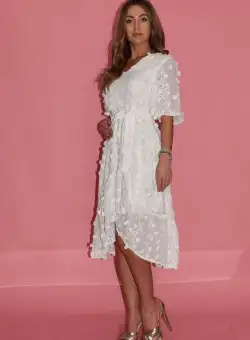 Rochie alba eleganta din voal cu volane