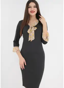 Rochie antracit cu volane la mansete si esarfa crem cu buline