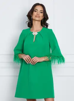 Rochie Dy Fashion verde deschis cu accesoriu la decolteu si pene la maneci