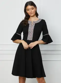 Rochie Moze neagra cu imprimeu pe bust si maneci clopot