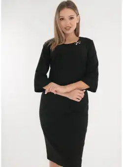 Rochie uni neagra cu brosa aurie