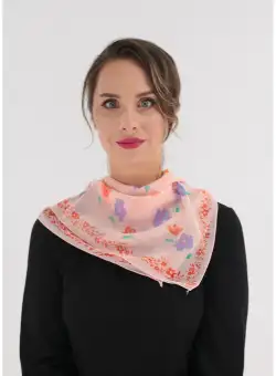 Esarfa patrata roz cu flori albastre din matase