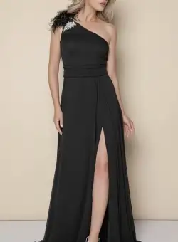 Rochie eleganta neagra din material vaporos cu slit pe picior accesorizata cu pene si cristale