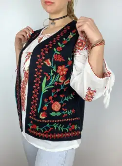 Vesta brodata cu model Traditional cu Flori 2