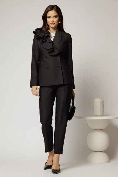Compleu negru cu pantalon si sacou cu volanase la rever
