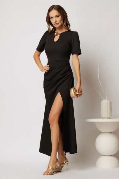 Rochie lunga neagra cu decupaj la decolteu si accesoriu auriu
