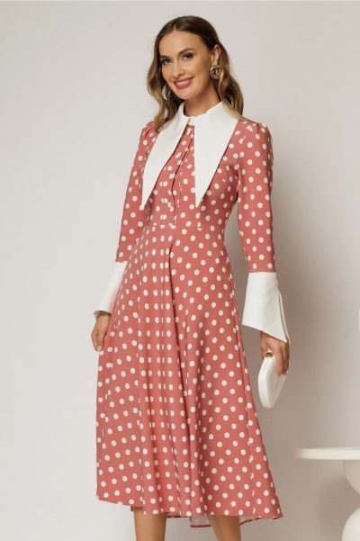Rochie midi roz coniac cu buline si guler ascutit
