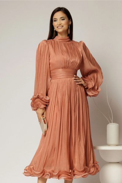 Rochie midi roz coniac de ocazie din voal peliculizat cu maneci ample cu volanase