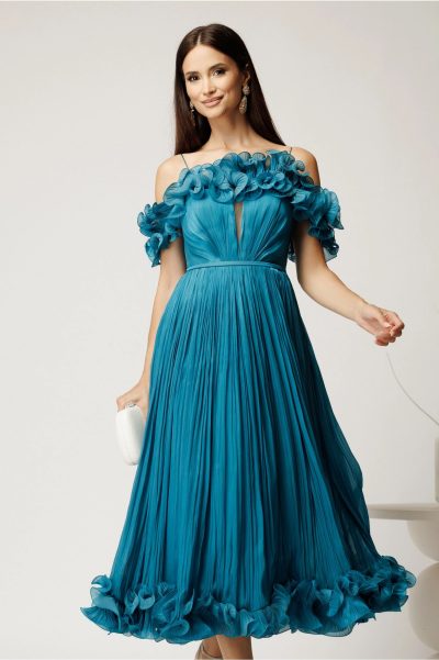 Rochie midi turcoaz in clos din voal satinat cu volanase la bust si la baza