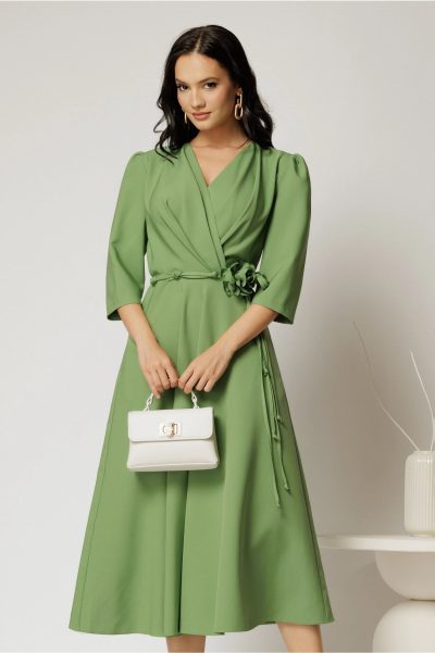 Rochie midi verde fistic din stofa in clos cu floare in talie