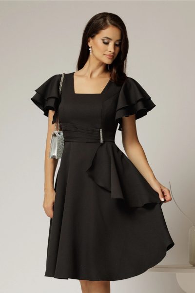 Rochie scurta neagra cu maneci scurte evazate si aplicatie pe talie